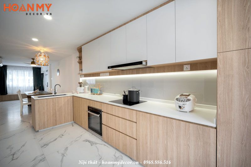 Thiết kế tủ bếp Vincoplast màu gỗ mang lại sự ấm cúng, gần gũi trong không gian bếp của bạn