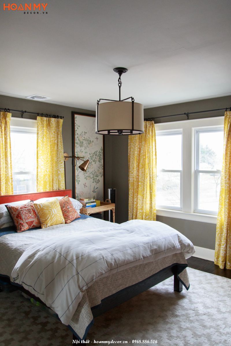 Với 2 cửa sổ, bạn cần tận dụng ánh sáng tự nhiên để làm cho phòng ngủ sáng và rộng rãi hơn