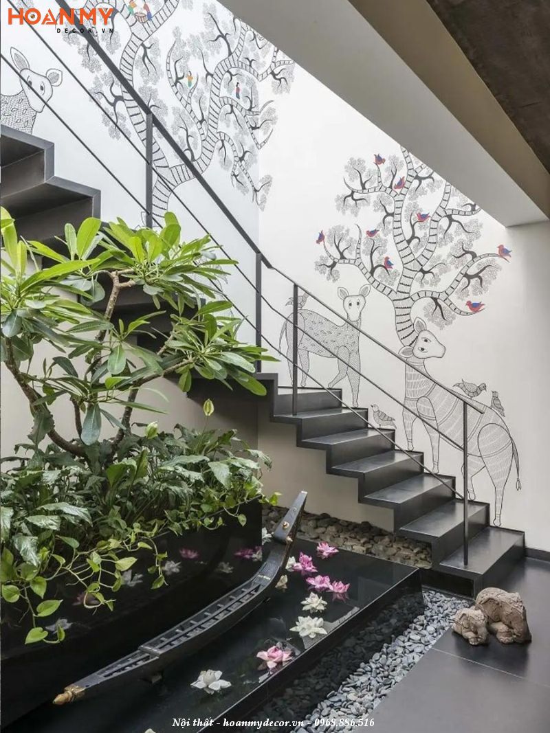 Kleine Szene unter der Treppe ist schön, modern und luxuriös