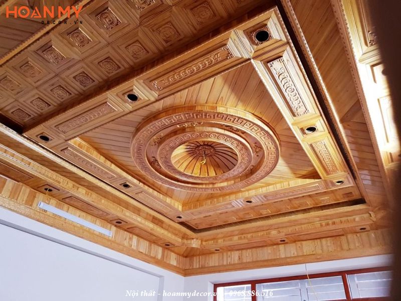 Ốp gỗ trần phòng khách chạm trổ tinh tế