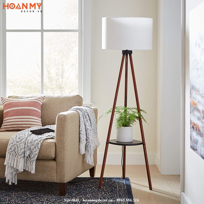 Đèn cây trang trí góc sofa có thể được dễ dàng di chuyển và điều chỉnh độ cao