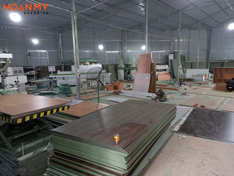 Dây chuyền máy CNC tại xưởng sản xuất Hoàn Mỹ Decor, Khu Láng Hòa Lạc