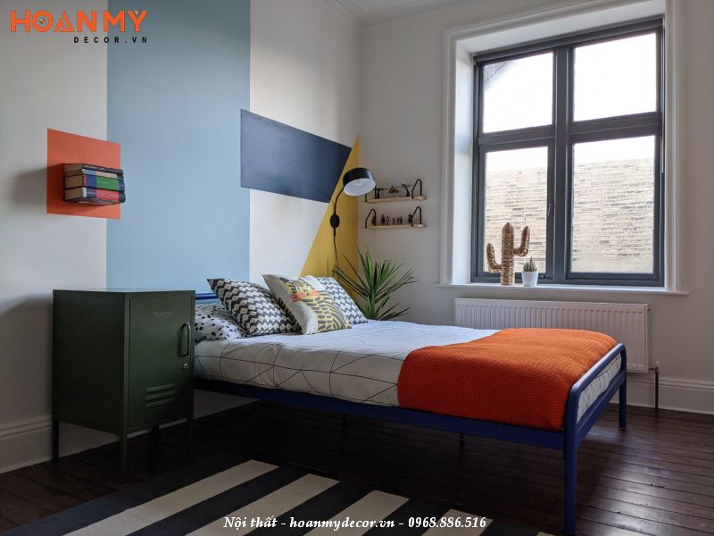 Phòng ngủ kết hợp với cửa sổ rộng thoáng và các gam màu sắc trẻ trung kết hợp hài hòa, tinh tế