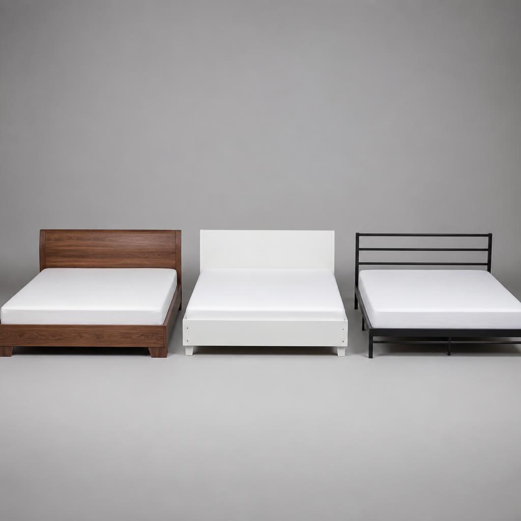 Ba mẫu giường 3m4 đặt cạnh nhau, một khung gỗ óc chó màu nâu ấm, một khung MDF phủ veneer trắng, một khung sắt sơn tĩnh điện đen, ánh sáng studio trung tính