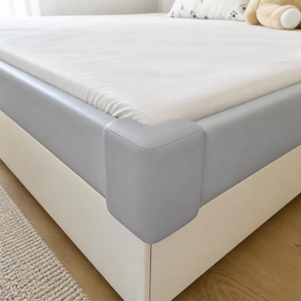 Cận cảnh góc giường 3m4 được bọc đệm mút bảo vệ góc cạnh, màu xám nhạt, phù hợp phòng ngủ có trẻ nhỏ, ánh sáng tự nhiên