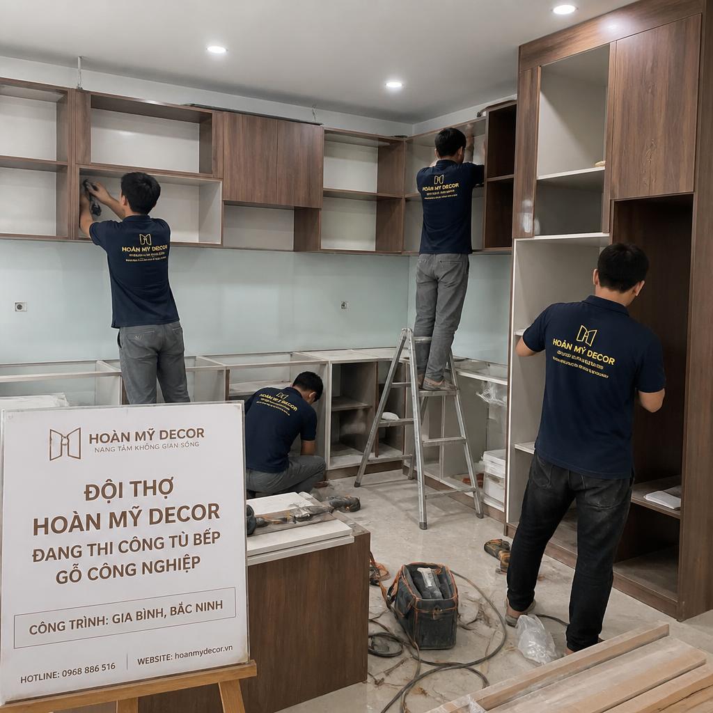 Đội thợ Hoàn Mỹ Decor đang thi công tủ bếp gỗ công nghiệp tại công trình Gia Bình, Bắc Ninh