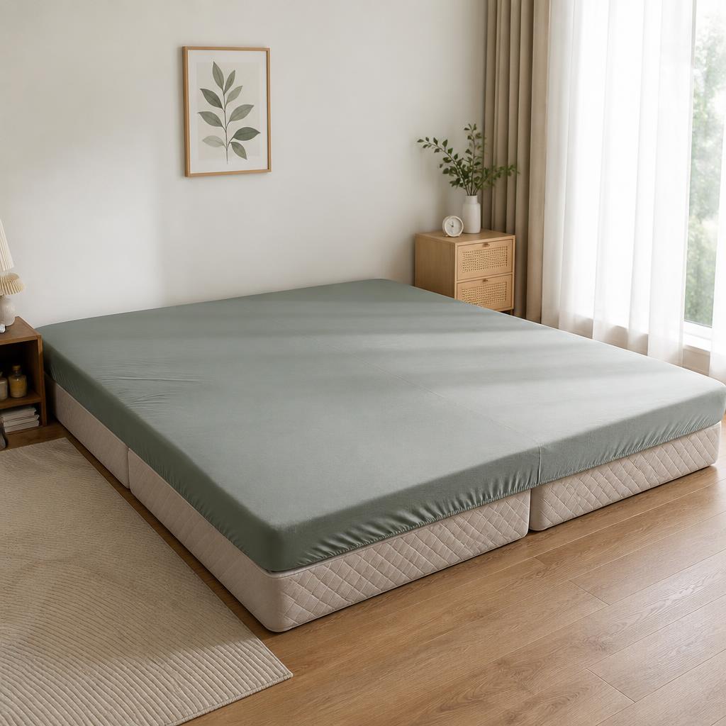 Ga trải giường khổ rộng 3,6m đang được phủ lên 2 tấm đệm ghép, thấy rõ viền co giãn của ga ôm sát mặt đệm, ánh sáng tự nhiên
