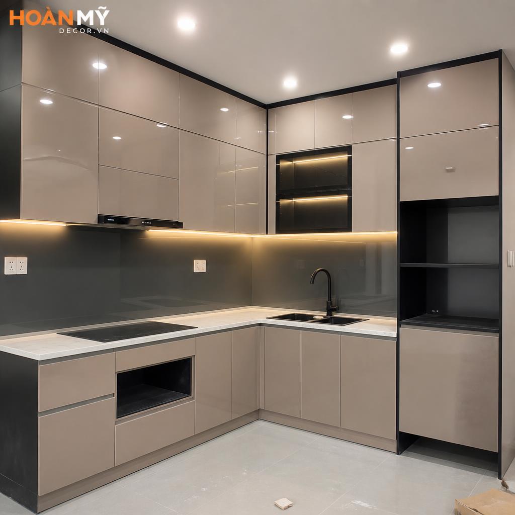 Tủ bếp HDF Acrylic bóng mịn – Hoàn Mỹ Decor thi công thực tế