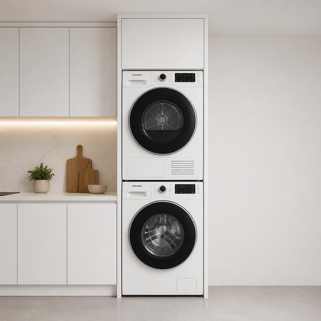 Tủ tháp giặt sấy tower laundry màu trắng, máy giặt dưới máy sấy trên chồng nhau, tủ cao 2100mm, tích hợp cuối dãy tủ bếp, ánh sáng studio, nhìn thẳng từ phía trước