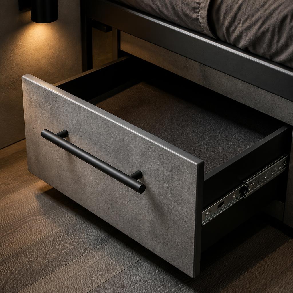 Chi tiết hộc kéo giường Industrial, mặt hộc laminate xám bê tông, tay kéo thép tròn đen D16mm dài 30cm, ray trượt thép lộ bên cạnh, ánh sáng điểm từ đèn gắn tường, góc chụp macro nghiêng 45°