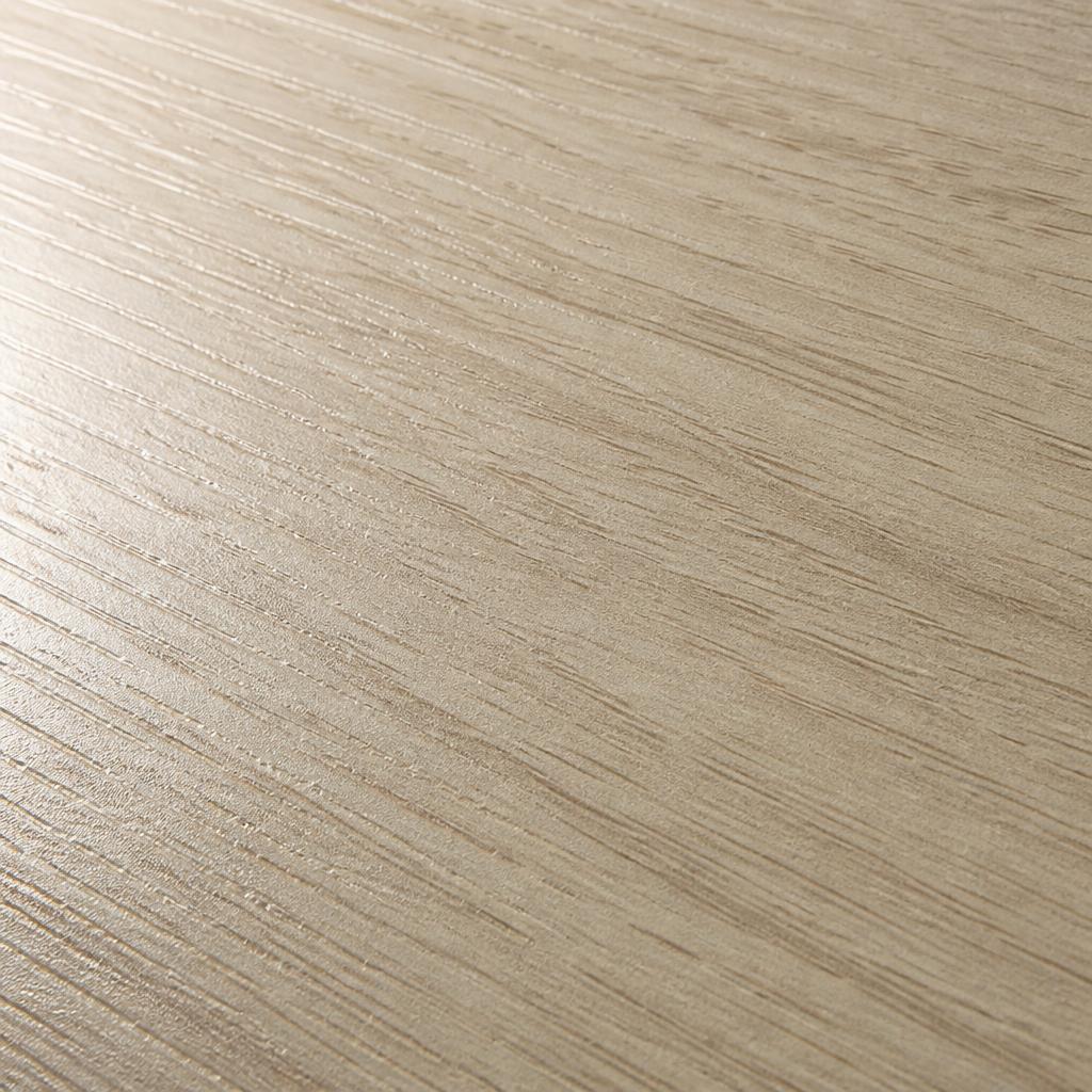 Close-up bề mặt melamine vân gỗ sồi trắng trên mặt đầu giường, ánh sáng raking từ bên trái tạo chiều sâu vân gỗ nổi bật, góc chụp macro 1:1, thể hiện texture vân gỗ và độ mịn bề mặt không có lỗ chân lông