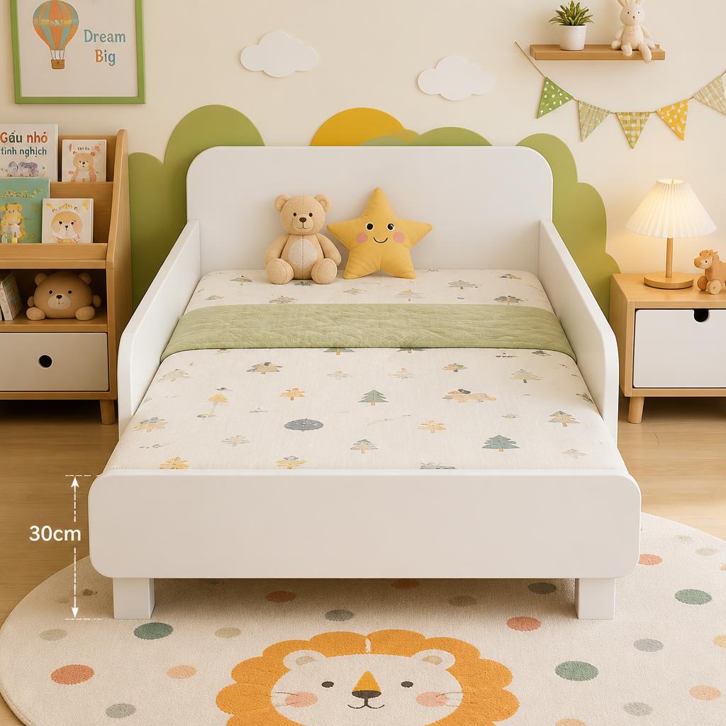 Giường đơn trẻ em plywood trắng với ray bảo vệ gỗ bo tròn hai bên cao 25cm, cạnh góc bo tròn R8, chân giường thấp 30cm, ánh sáng phòng trẻ em vui tươi, góc chụp từ phía trước hơi cao, thể hiện thiết kế an toàn