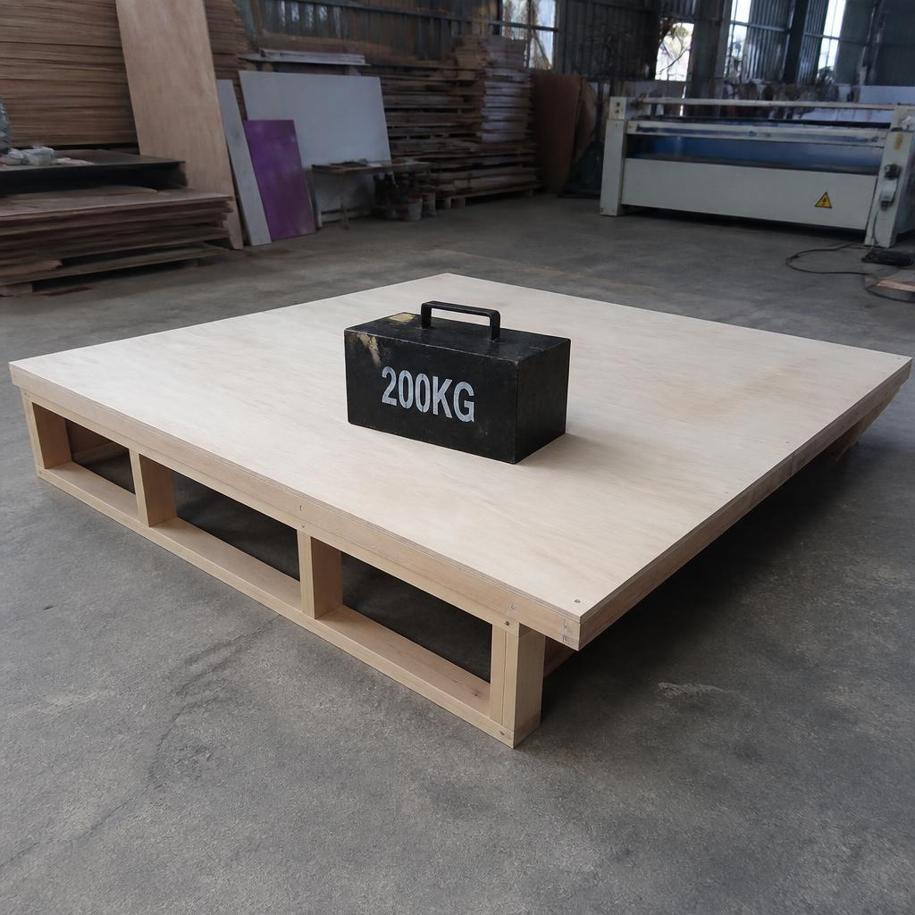 Test tải trọng tấm plywood 18mm tại xưởng sản xuất, đặt tạ 200kg lên tấm sàn giường kích thước 1.6×2m được đỡ bởi 4 thanh ngang, góc chụp nghiêng 45°, ánh sáng xưởng tự nhiên, tấm ván thẳng không võng