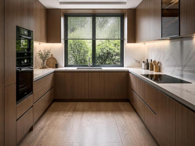 Tủ bếp chữ U phủ Veneer