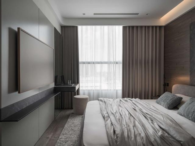 Phòng ngủ master tông xám với hệ tivi và bàn trang điểm