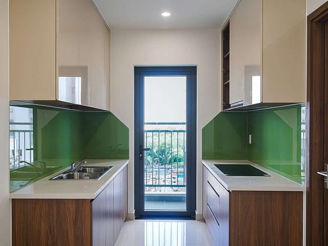Bếp hành lang hai dãy với mảng ốp màu xanh
