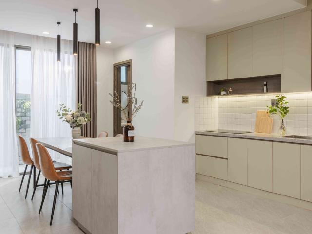 Bếp mở tông be có đảo nối bàn ăn