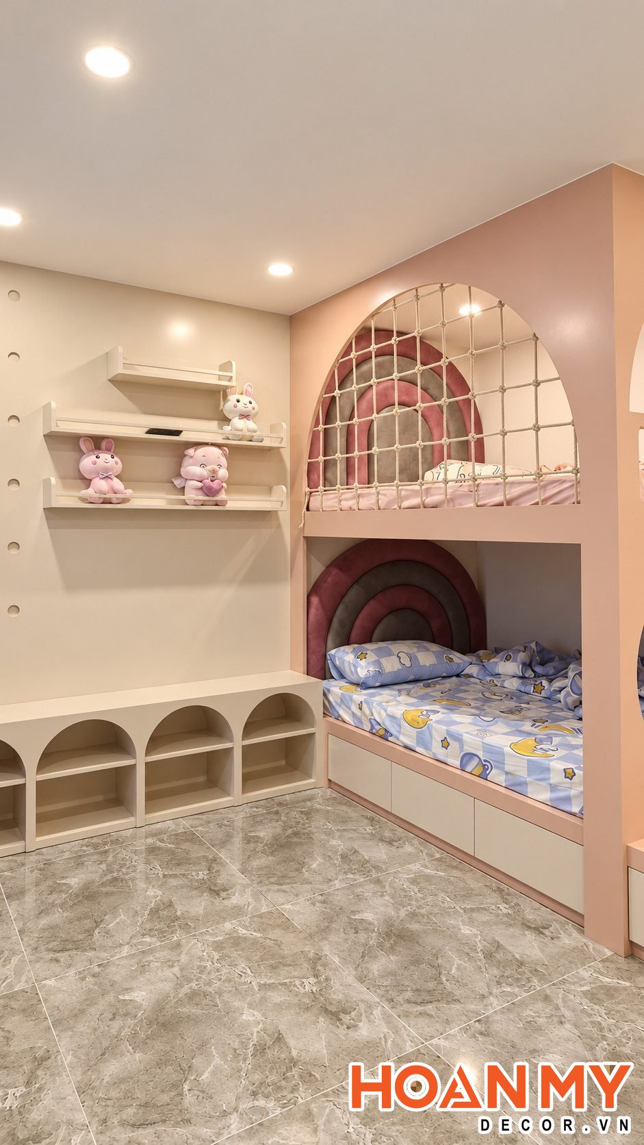Giường tầng cho bé với đầu giường bọc nệm hình cầu vồng, tầng trên có lưới dây an toàn và ô vòm thoáng