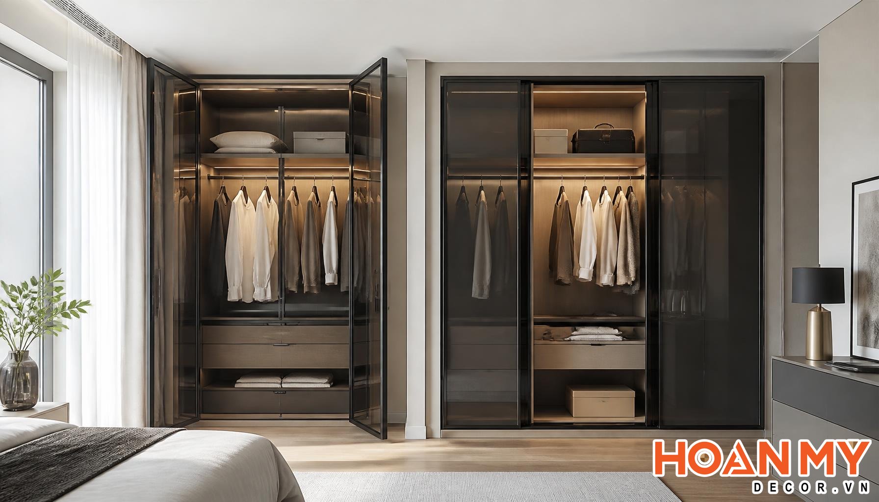 So sánh cạnh nhau tủ quần áo với cánh mở đang mở hết cỡ và tủ cánh lùa đang trượt một nửa, góc chụp đôi, ánh sáng phòng ngủ tự nhiên - Cả 2 đều là tủ quần áo cánh kính