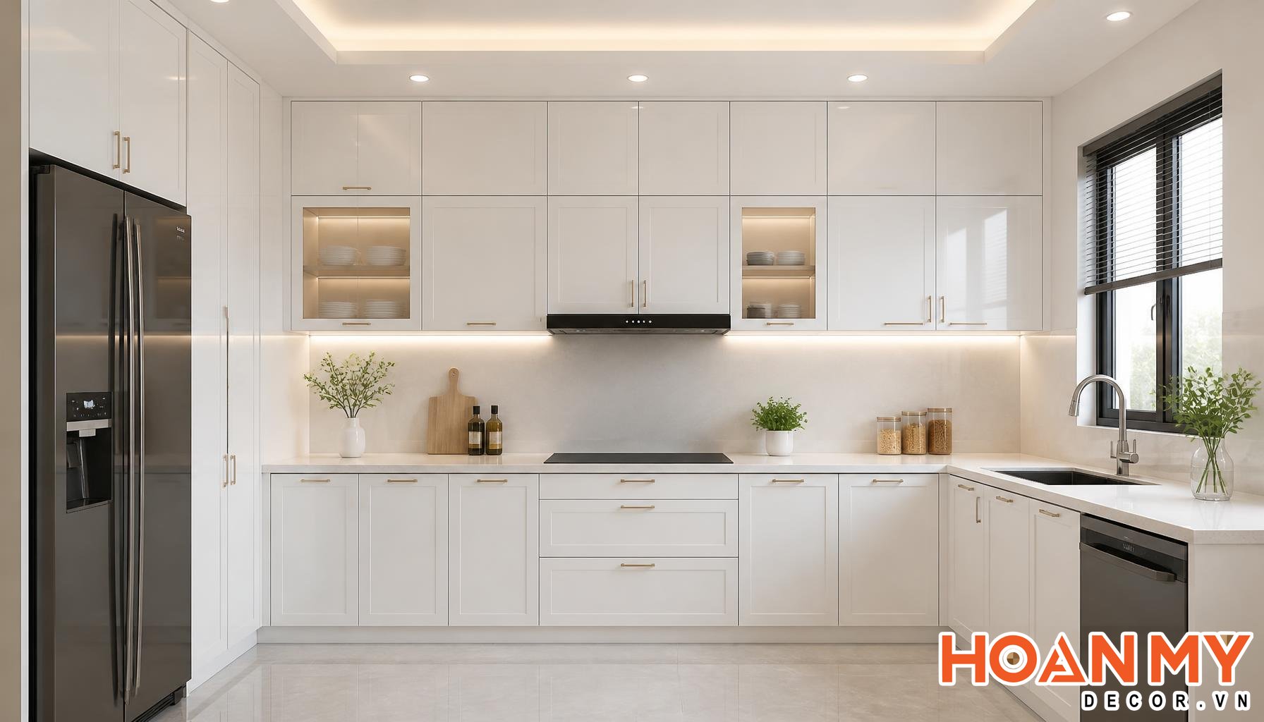 Tủ bếp sơn Inchem màu trắng hoàn thiện với tủ trên và tủ dưới đồng bộ trong gian bếp hiện đại
